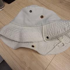 帽子 がiLostで IKEA Montpellier によって報告されました