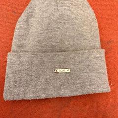 Casquette, a été signalé par Ramada by Wyndham Amsterdam Airport Schiphol utilisant iLost