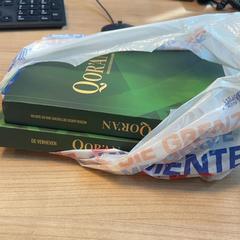 Könyvek Tasje met 2x Qoran, amint azt Pathé Arnhem az iLost segítségével jelentette.