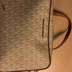 Táska, amint azt Pathé Zaandam az iLost segítségével jelentette.