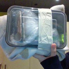 Sweater blanc avec des coeurs doré, as reported by MEININGER Hotel Lyon Centre Berthelot using iLost