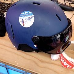 Casco Donker blauwe skihelm Andermatt, come riportato da Schaatsbaan Rotterdam utilizzando iLost