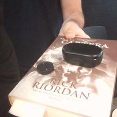 Book & Earbud jbl, as reported by MEININGER Hotel Vienna Downtown Franz using iLost