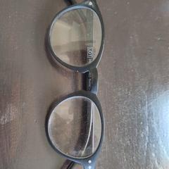 zwarte bril, segons s'ha informat a iLost