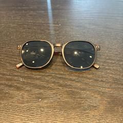 Gafas de sol, ha sido reportado por Van der Valk Hotel Amsterdam-Amstel con iLost