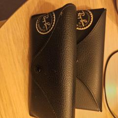 2 Rayban doosjes incl brillen, jak bylo nahlášeno na iLost
