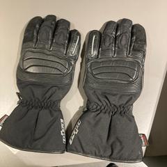Zwarte motor handschoenen, como reportado por Pathé Tilburg Stappegoor utilizando o iLost