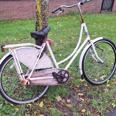 Witte damesfiets, gerapporteerd met iLost