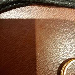 Smycken de couleur or, rapporterat av TCL med iLost