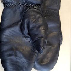 Luvas & Luvas Zwart, como reportado por Connexxion Haarlem IJmond utilizando o iLost