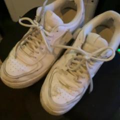 Schoenen, zoals gemeld door MEININGER Hotel Köln West met iLost