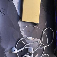 Portemonnee en Apple oortjes, come riportato a iLost