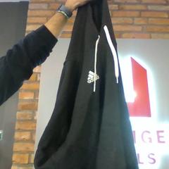 Black adidas pulover, zoals gemeld door MEININGER Hotel Hamburg City Center met iLost