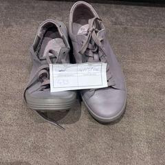 Des chaussures Purple, a été signalé par The Dominican utilisant iLost