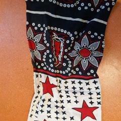 Bufanda noire, blanche et rouge, segons ha informat TCL mitjançant iLost