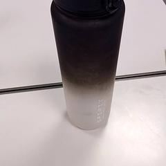 Láhev na pití Zwart wit, jak nahlášeno Vrije Universiteit Amsterdam pomocí iLost