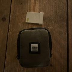 Klein grijs Nikon tasje met accu, ako bolo nahlásené iLost
