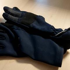 Ruházat - Handschoenen, amint azt Regio Oost-Vlaanderen az iLost segítségével jelentette.