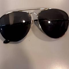 Eguzkitako betaurrekoak, gisa salatu by Arriva Limburg Noord iLost erabiliz