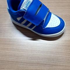 Topánka Adidas - Blauw/Wit, ako bolo nahlásené Connexxion Amstelland-Meerlanden Schiphol Noord pomocou iLost