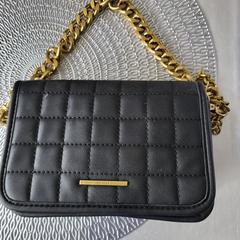 Zwart schoudertasje met inhoud, ha sido reportado a iLost