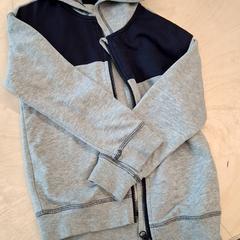 아동용 재킷 Sweat gris et bleu marine, iLost를 사용하여 IKEA Lyon Grand Parilly에 보고됨