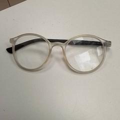 Lentes, segundo informou ilévia usando iLost