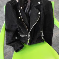 Jas suede zwart, a été signalé par Connexxion Haarlem IJmond utilisant iLost