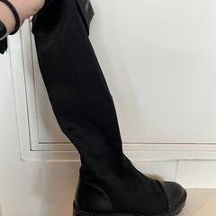 Black womens shoes, iLost를 사용하여 The Tire Station Hotel에 보고됨