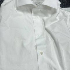 Skjorta, rapporterat av Sheraton Brussels Airport Hotel med iLost