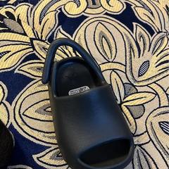 Yeezy slided baby, segundo informou a iLost