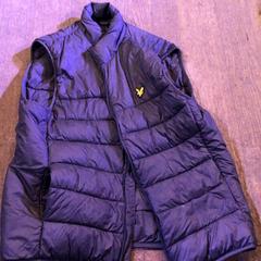 İLost kullanarak Café Leentje tarafından bildirildiği gibi Dış giyim Donkerblauw; gewatteerd