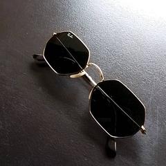 نظارات شمسية، كما تم الإبلاغ عنه بواسطة Apenheul عبر iLost