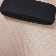 Glasses case with glasses, as reported by Qbuzz Fryslân using iLost