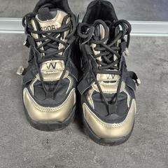 Schoenen Zwart/ goud, ako bolo nahlásené Centraal magazijn pomocou iLost