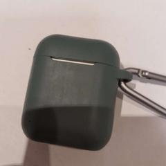Etui airpods blanc avec protection verte, a été signalé par TCL utilisant iLost