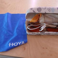 Gafas de sol, Estuche para lentes de sol & Cargador usb, segundo informou Conscious Hotel Vondelpark usando iLost