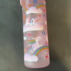 Garrafa para beber Roze met eenhoorns, como reportado por Burgers' Zoo utilizando o iLost