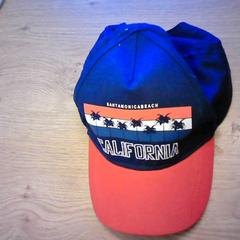 Txapel blauw met rood, gisa salatu by Bobbejaanland iLost erabiliz