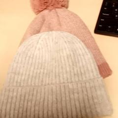 Čepice, jak nahlášeno Mövenpick Hotel Amsterdam City Centre pomocí iLost