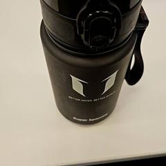 Vattenflaska Waterfel, rapporterat av Vrije Universiteit Amsterdam med iLost