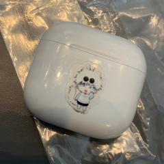 Airpod White with stickers, como reportado por MEININGER Hotel Amsterdam Amstel utilizando o iLost