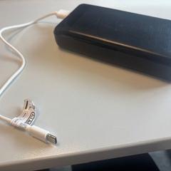 Powerbank Zwart met witte kabel, rapporterat av Paaspop med iLost