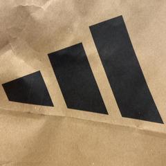 Purchase adidas, gemeldet von Designer Outlet Roermond über iLost