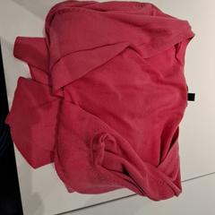 セーター Roze がiLostで IKEA Wilrijk によって報告されました