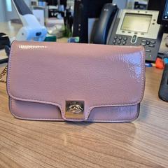 Saco Roze Saleh, como reportado por Connexxion Zeeland utilizando o iLost