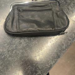 Lommebok, som rapportert av Rotterdam The Hague Airport ved bruk av iLost