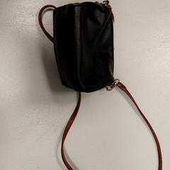 Sac - Handtasje zwart, a été signalé par Centraal magazijn utilisant iLost