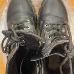 Botas, como reportado por Inntel Hotels Amsterdam Centre utilizando o iLost