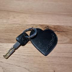 Fietssleutel met hartjes sleutelhanger, som rapportert til iLost